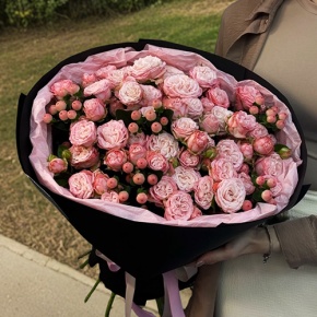 Букет из кустовых роз Бомбастик и гиперикума (50 см) в Ликино-Дулёво