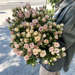 Букет из 31 кустовой розы микс (70 см) в Ликино-Дулёво