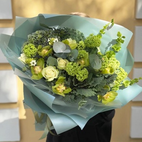 Букет "Виват" из Голландской гортензии, ягод вибирнума, орхидей, роз, брассики и орнитогалума  в Ликино-Дулёво