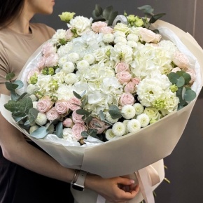 Букет "Пастелла" из кустовых пионовидных роз, Голландской Гортензии, эустомы, хризантемы Ньютон и эвкалипта в Ликино-Дулёво