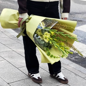 Букет "Нирвана" из гладиолусов, молюцеллы и эремуруса в Ликино-Дулёво