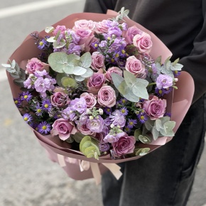 Букет "Хрустальный" из роз, астера и ароматных маттиол в Ликино-Дулёво