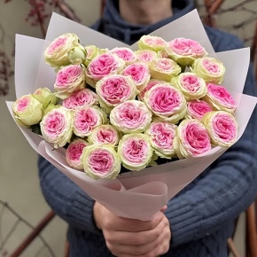 Букет "Лесли" из кустовых пионовидных роз (60 см) в Ликино-Дулёво