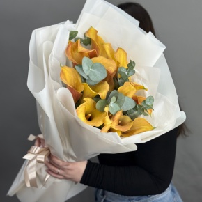 Букет из 17 оранжевых калл с эвкалиптом в Ликино-Дулёво