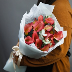 Букет из 17 нежных калл с эвкалиптом в Ликино-Дулёво