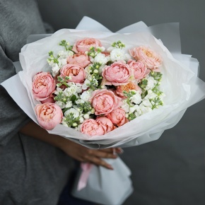 Букет "Наоми" из кустовых пионовидных роз Джульетта и ароматных маттиол в Ликино-Дулёво