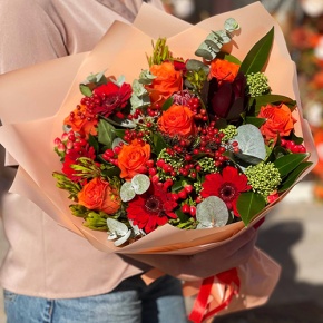 Букет "На заре" из роз, калины, скиммии, гиперикума, сафари, гербер и капса в Ликино-Дулёво