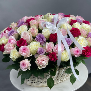 Композиция в корзине из 101 розы микс в Ликино-Дулёво