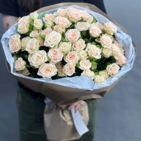 Нежный букет из 17 кремовых кустовых роз (60 см) в Ликино-Дулёво