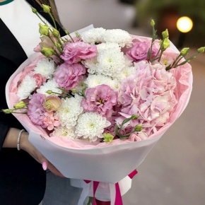 Букет "Табу" из хризантемы, Голландской гортензии и эустомы в Ликино-Дулёво