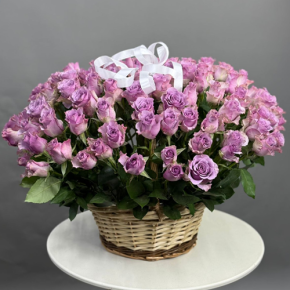 Композиция в корзине из 131 кенийской розы (40 см) в Ликино-Дулёво