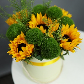 Композиция в шляпной коробке из подсолнухов и диантусов люкс в Ликино-Дулёво