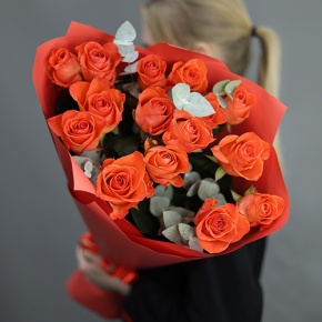 Букет из 15 морковных роз с эвкалиптом (70 см) в Ликино-Дулёво