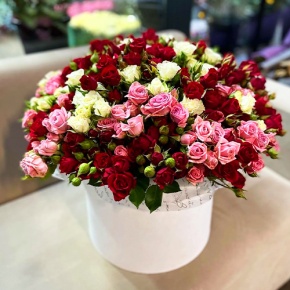 Композиция в шляпной коробке из 101 кустовой розы микс (50 см) в Ликино-Дулёво