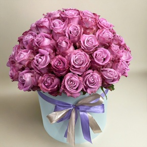 Композиция в шляпной коробке из 51 розы Меритим в Ликино-Дулёво