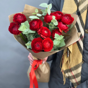 Букет из 11 ранункулюсов и эвкалипта в Ликино-Дулёво