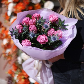 Букет "Базилио" из роз Меритим и веточек эрингиума в Ликино-Дулёво