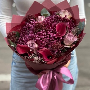 Букет "Импульс" из скиммии, калл, роз и хризантем Бигоуди в Ликино-Дулёво