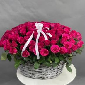 Композиция в корзине из 101 малиновой розы (40 см) в Ликино-Дулёво