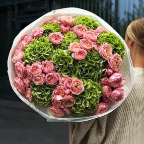 Букет "Фреш леди" из Голландских гортензий и пионовидных кустовых роз Джульетта в Ликино-Дулёво