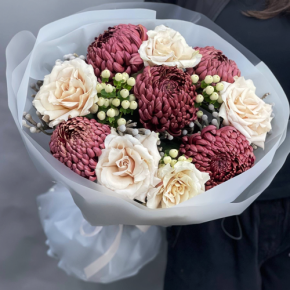 Букет "Всё что тебе касается" из хризантем Бигоуди, роз Эквадор Квиксенд и гиперикума в Ликино-Дулёво