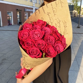 Букет из 15 роз Шангрила в крафте (60 см) в Ликино-Дулёво
