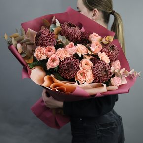 Букет "Осенний блюз" из хризантем Бигоуди, диантусов, скиммии и роз Риджентс парк  в Ликино-Дулёво