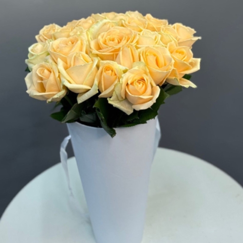 25 кремовых роз в конусе в Ликино-Дулёво
