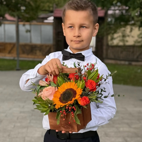 Деревянный ящик с подсолнухом, розами и калиной в Ликино-Дулёво