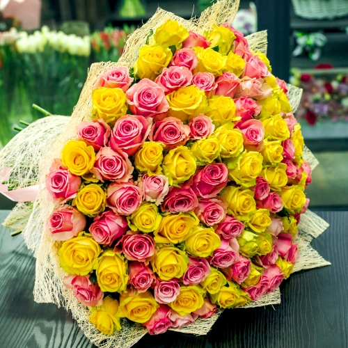 Букет из 101 розовой и лимонной розы (50 см) в Ликино-Дулёво