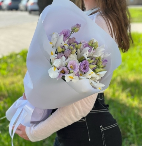 Букет "Вива ла дива" из эустом и ирисов в Ликино-Дулёво