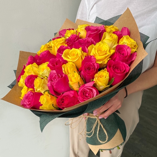 Букет из 51 малиновой и лимонной розы (40 см) в Ликино-Дулёво