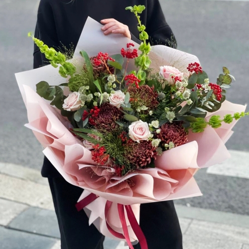 Букет "Вернисаж" из калины, хризантем Бигоуди, молюцеллы, паникума, роз и астранции в Ликино-Дулёво