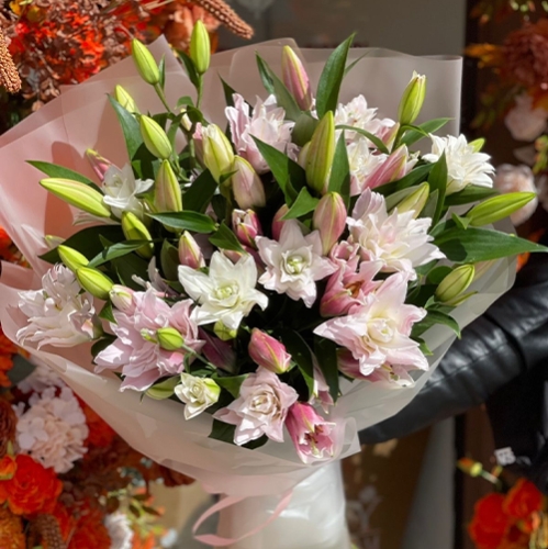 Букет из 11 ароматных пионовидных лилий в Ликино-Дулёво