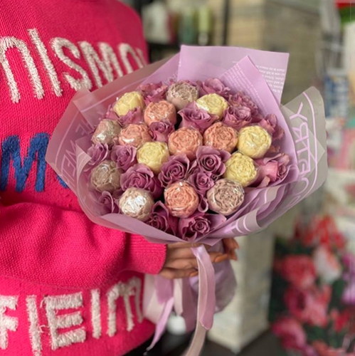 Букет из роз и шоколадных пионов в Ликино-Дулёво