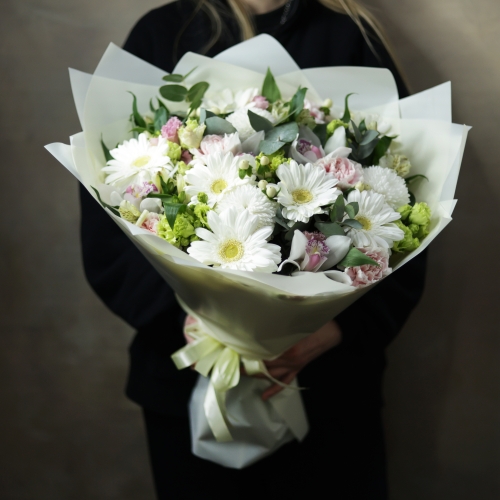 Букет "Вайт дрим" из гербер, орхидей, хризантем Момоко и эустом в Ликино-Дулёво