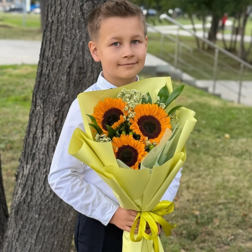 Букет на 1 сентября из 3 подсолнухов и лимониума в Ликино-Дулёво