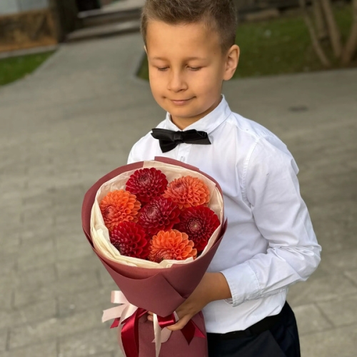 Букет из 7 сезонных георгин в Ликино-Дулёво