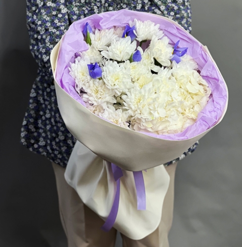 Букет "Грация" из ирисов, гортензии и кустовых хризантем в Ликино-Дулёво