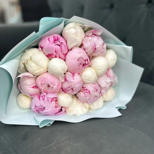 Микс из 19 бело-розовых пионов в Ликино-Дулёво