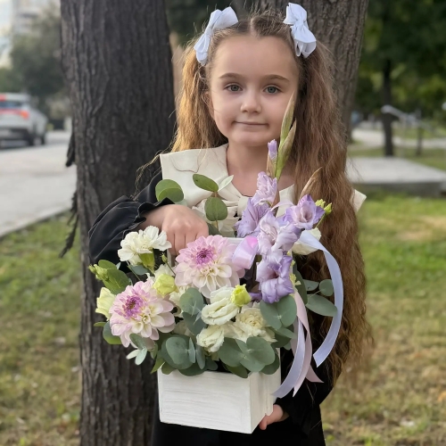 Композиция с георгинами на 1 сентября в белом ящике в Ликино-Дулёво