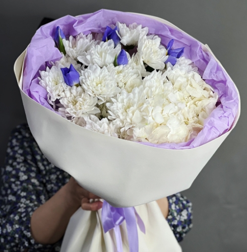 Букет "Грация" из ирисов, гортензии и кустовых хризантем в Ликино-Дулёво