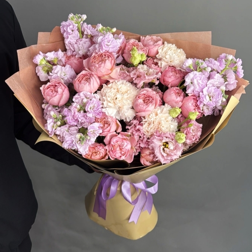 Букет "Амели" из ароматных маттиол, пионовидных кустовых роз Джульетта  эустом и диантусов в Ликино-Дулёво