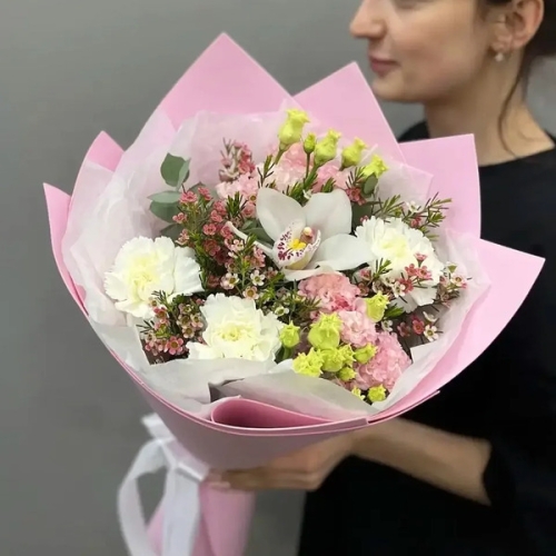 Букет с королевской орхидеей, диантусами, эустомой и шамелациумом в Ликино-Дулёво