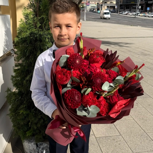 Букет с георгинами, розами и леукадендроном в Ликино-Дулёво
