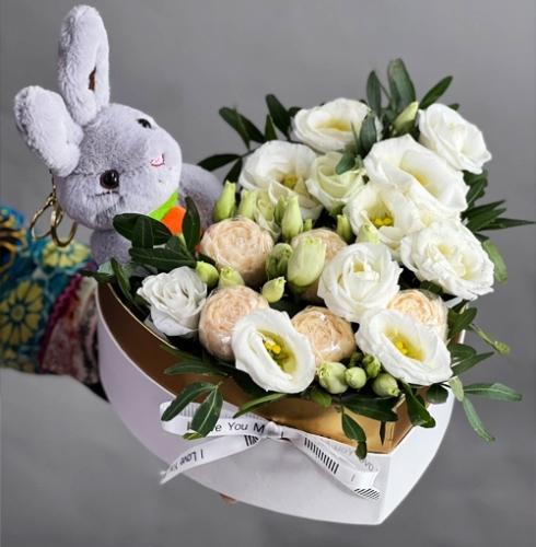 Композиция в коробке сердца из шоколадных пионов и эустом в Ликино-Дулёво