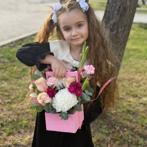 Композиция с белой хризантемой в розовом ящике в Ликино-Дулёво